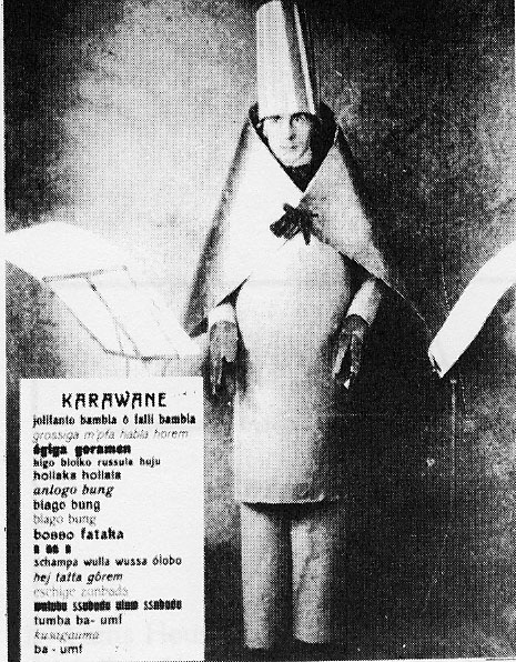 1916年，雨果·鲍尔穿着立体派服装表演卡拉万
