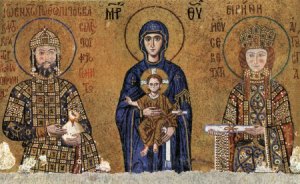 约翰二世Comnenus,拜占庭皇帝和他的妻子艾琳,麦当娜和孩子。镶嵌在圣索菲亚大教堂,伊斯坦布尔,ca。1118开云体育MG电子开云体育北京赛车