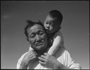 儿童艺术策展人-艺术史中的父亲-多萝西娅·兰格，曼扎纳尔搬迁中心，曼扎纳尔，加利福尼亚州，日本血统的祖父和孙子，1942年