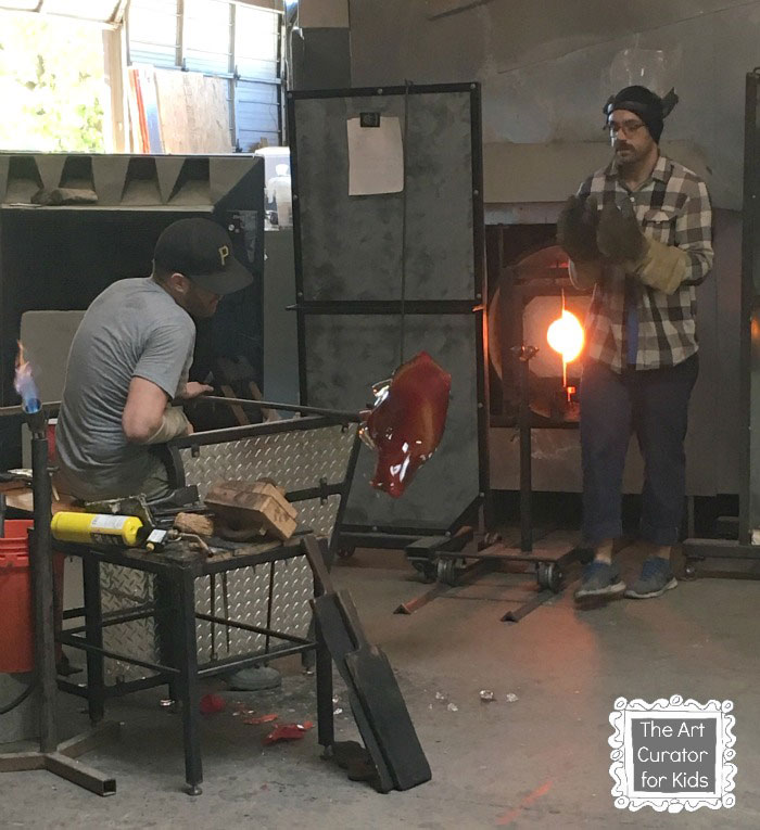 The-Art-Curator-for-Kids——Glass-Blowing-Field-Trip-and-Lesson Catching-the-Final-Piece