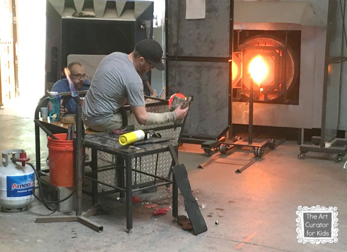 The-Art-Curator-for-Kids——Glass-Blowing-Field-Trip-and-Lesson Glass-Blowing-Demonstration