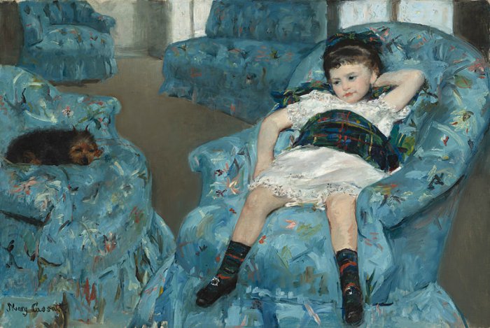 艺术中的狗——玛丽·卡萨特，蓝色扶手椅上的小女孩，1878年